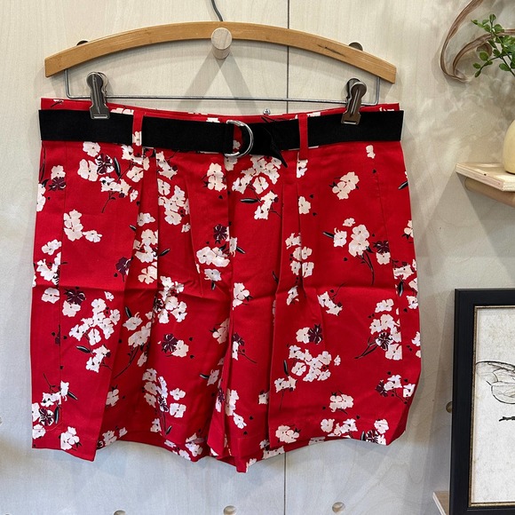 ESPRIT Floral Bermuda Shorts SZ 8 Red White 100% Lyocell NEW With Belt Pleated - Picture 1 of 9